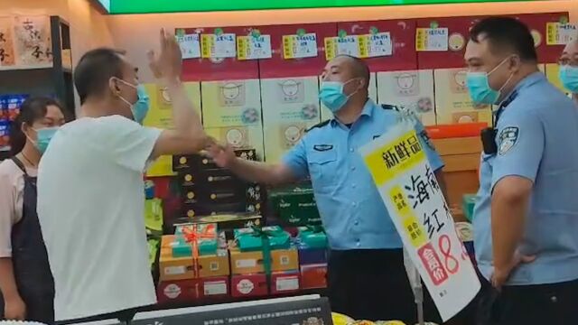 四川内江通报“水果店老板与民警起争执” :静默期营业,已处罚