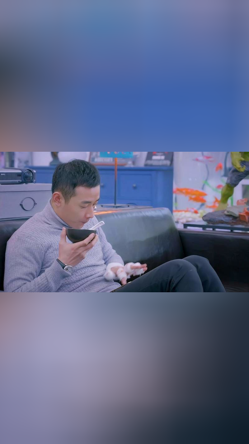 克拉恋人:高雯叫奕明出诊,奕明帮高雯前男友看病,两人聊起天爱情片