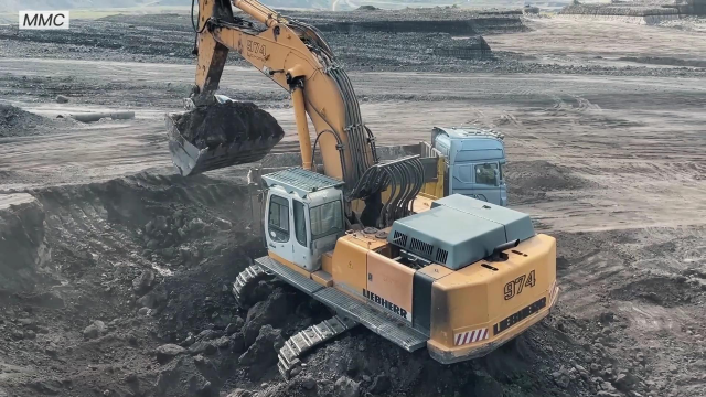 利勃海尔 974 挖掘机装载梅赛德斯和曼卡车