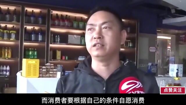 男子去吃海鲜,却被另收加工费,服务员:我们菜单有标注