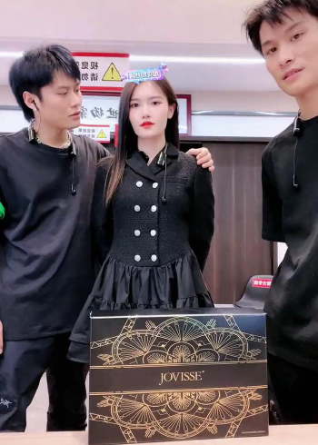 疯狂小杨哥:小杨嫂的一个眼神就可以看出对小杨哥多心疼