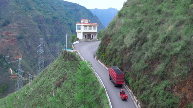 贵州一人家建房在反弓路,随时有大车冲进屋的危险,魂都吓飞了