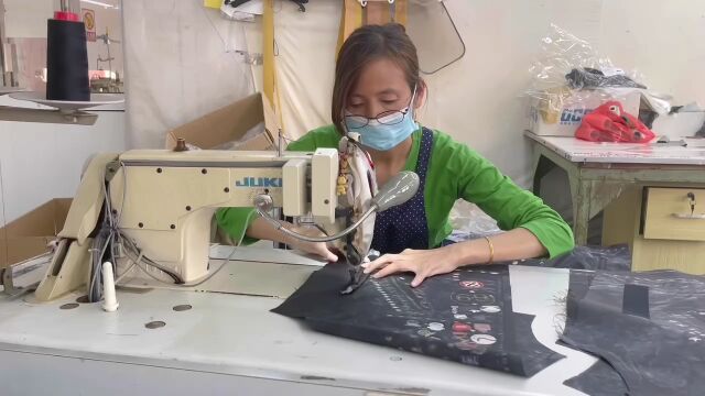 金山这条老街藏着家宝藏服装工厂店,与知名品牌有合作,连市区顾客都专程而来