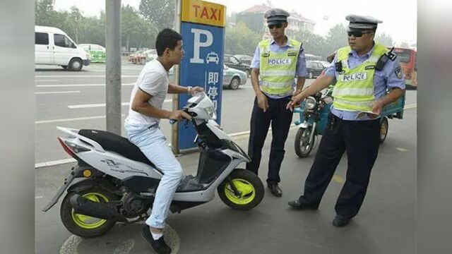 男子骑电动车被查,C1驾驶证当场被吊销,车主崩溃:我真是冤!