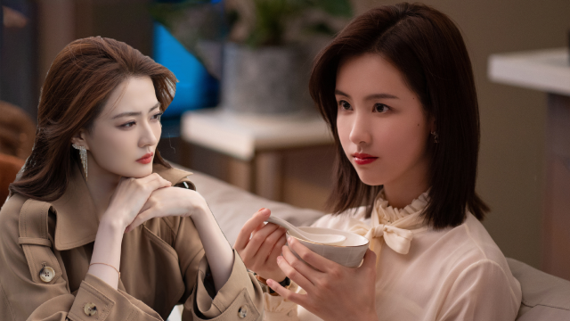 徐璐和陈都灵在拍摄现场的搞笑花絮