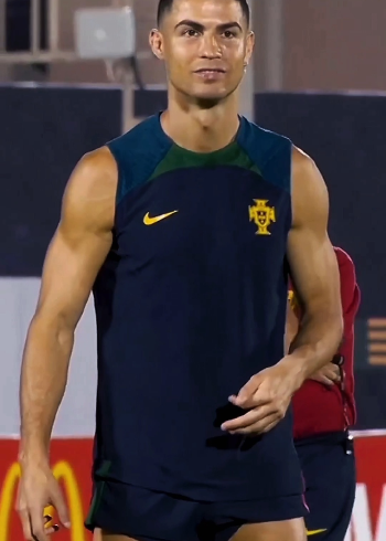 c罗积极热身,近距离感受一下c罗的肌肉线条,太完美了