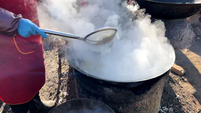 临沂露天大集炒菜,10元一份,还是荤菜,看看这份量,老板咋挣钱