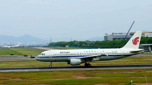 广州直飞成都,实拍一架不载国旗国航空客320飞机起飞