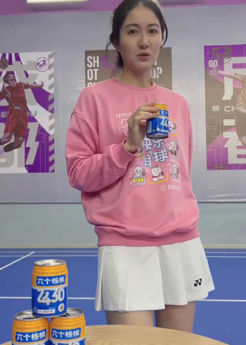 羽毛球教学|跟着国家级运动健将宋湲边喝六个核桃2430边学蹬转杀球!