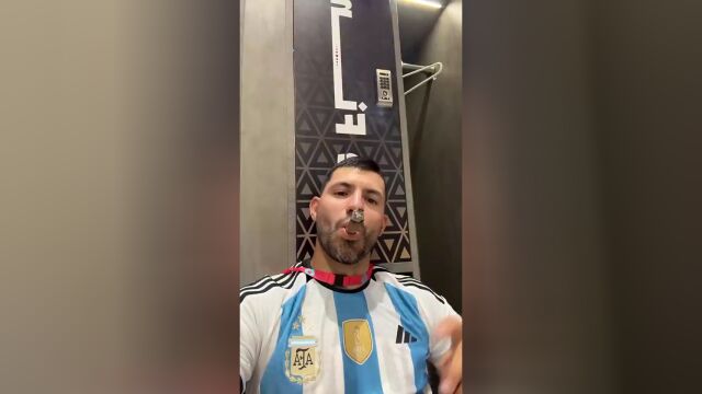 阿圭罗在阿根廷更衣室抽雪茄庆祝夺冠