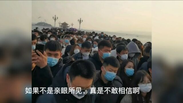 时隔三年,青岛栈桥景区再现游客比海鸥多的盛况,让人欢喜让人忧