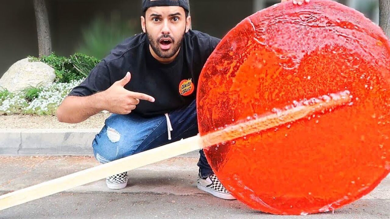 小伙嫌棒棒糖不够吃,自制巨大棒棒糖,网友:一年都吃不完!