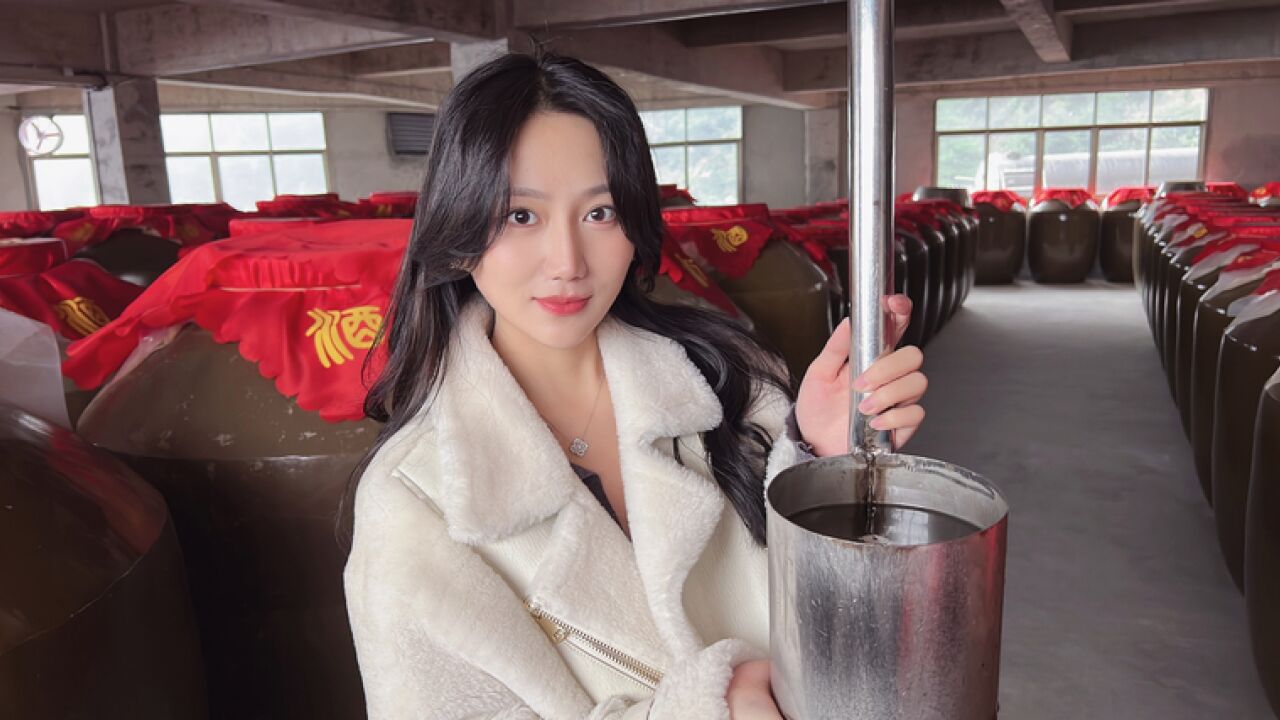 小酒妹年前赶回茅台镇,准备4000坛老酒给粉丝,感谢一年支持