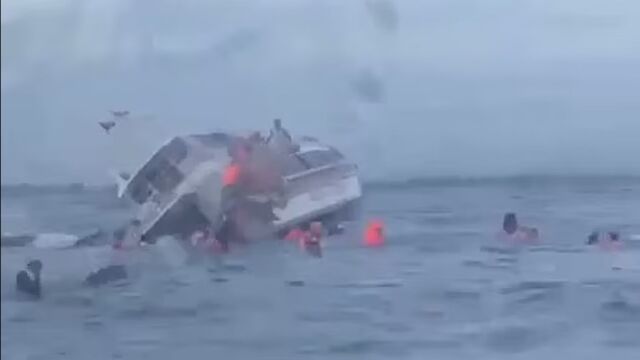 实拍巨浪掀翻印尼巴厘岛游船:数十名游客跌入海中 有人站船底求生