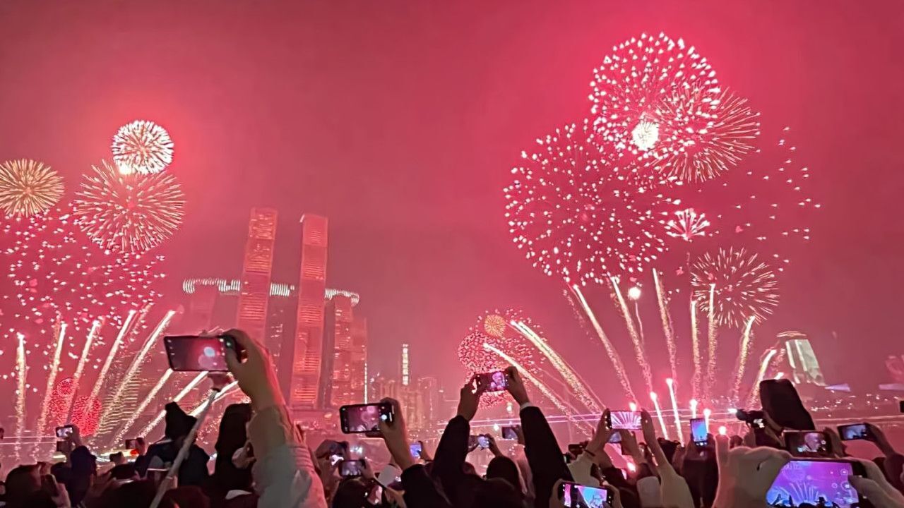 重庆除夕上演绚烂烟花秀 数万市民齐聚倒数迎新年!
