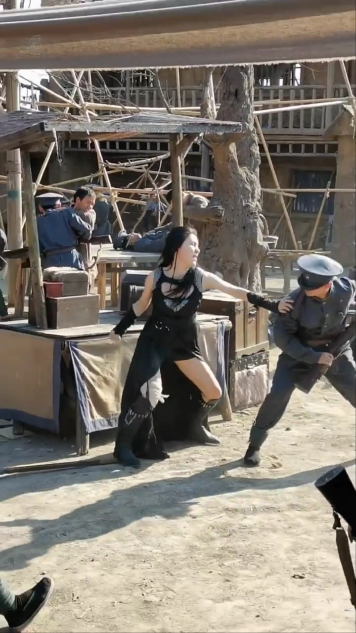 剧组拍摄幕后花絮,十八线女演员打戏动作真帅!