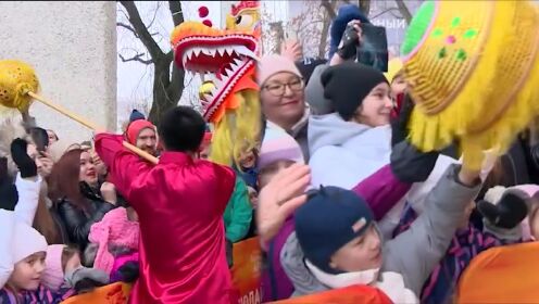 俄罗斯街头舞龙舞狮闹新春：当地民众带娃观看 与金龙开心互动