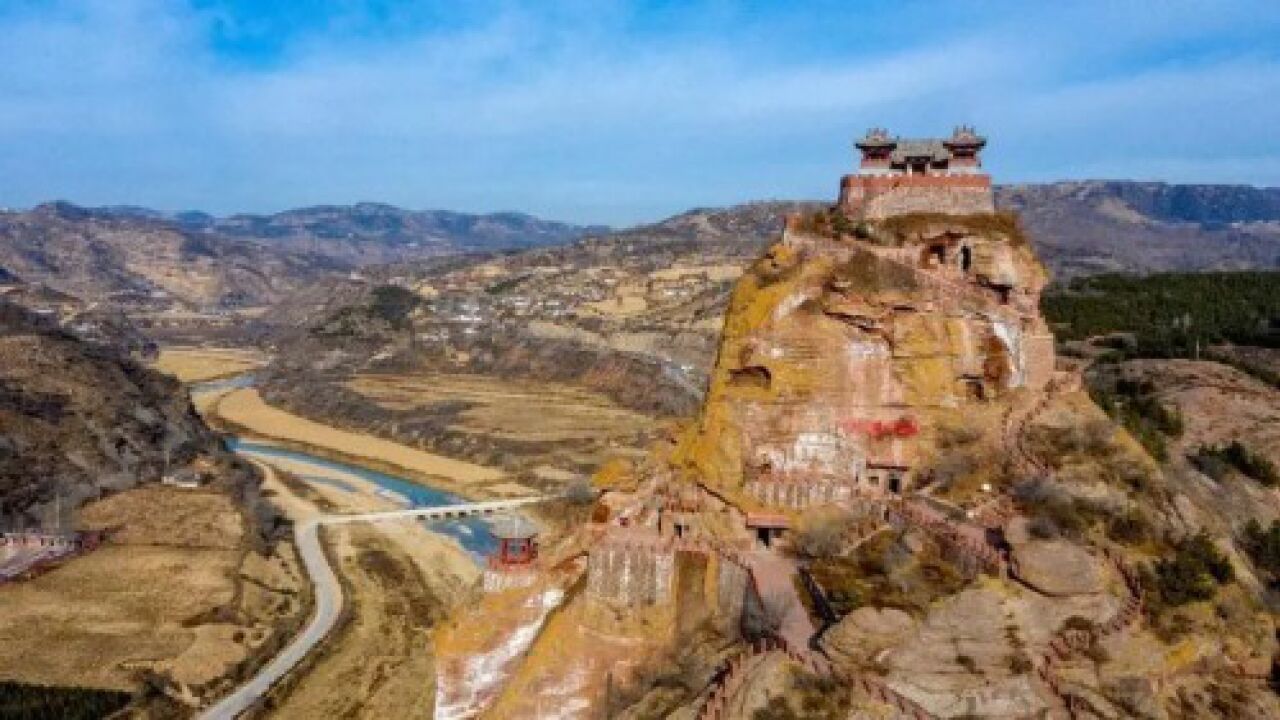 【航拍延安】峭壁悬崖上的永宁山古寨:逶迤洛河,布满窑洞