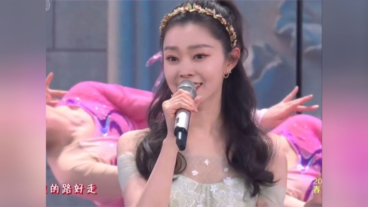 原来宋轶唱歌跑调都是为了节目效果呀。春晚的舞台上宋轶人美，歌声更美_腾讯视频