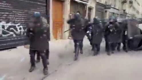 法国防暴警察假装节节败退，然后突出奇兵