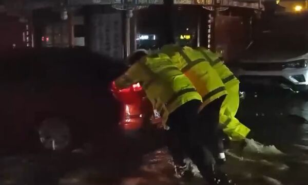 河南信阳:强降雨致道路积水,发布暴雨红色预警