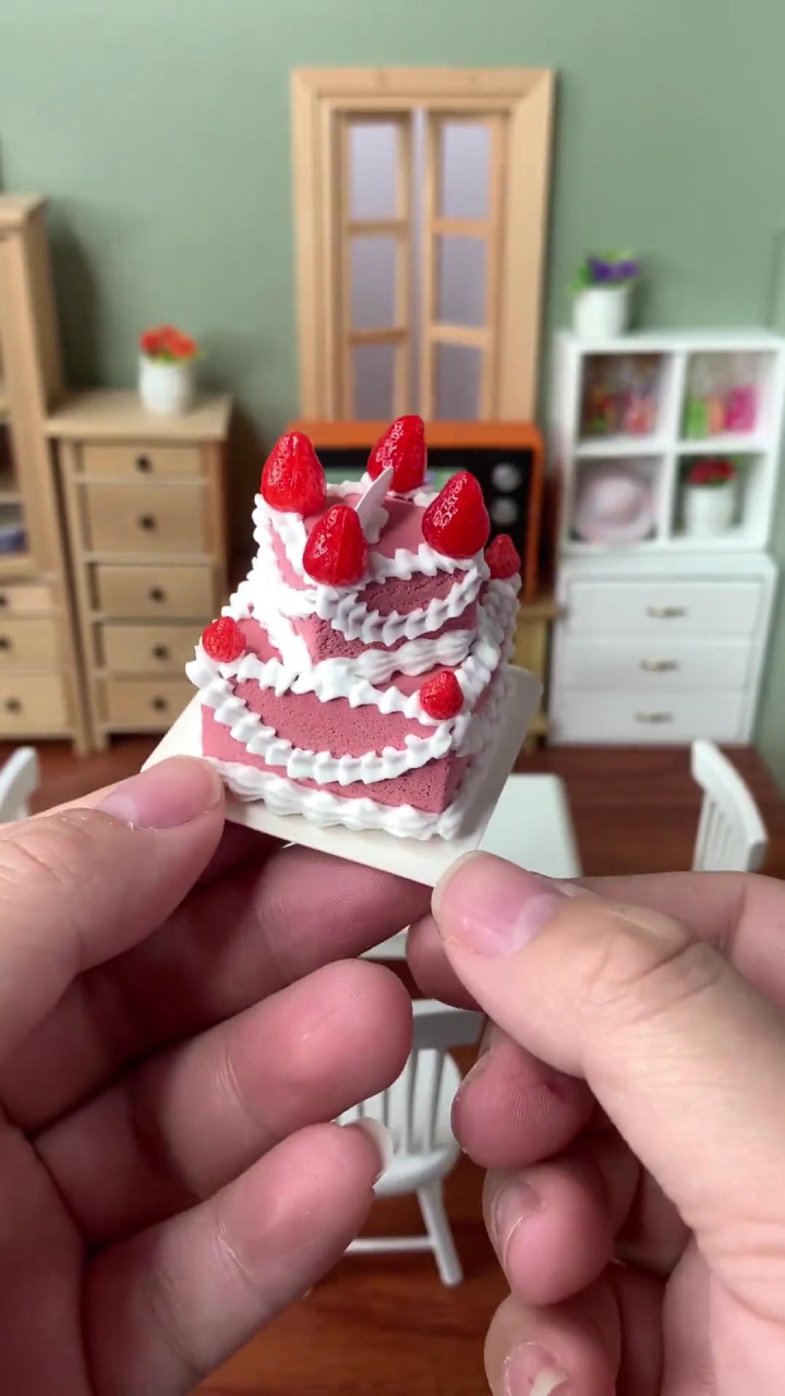 微缩场景:迷你厨房最小草莓双层生日蛋糕