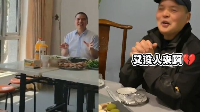 公司聚餐没人跟老板一桌,气氛尴尬女下属忙解释,五年后场景再现