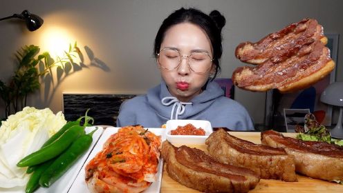 韩国新鲜泡菜和煮猪肉吃播表演