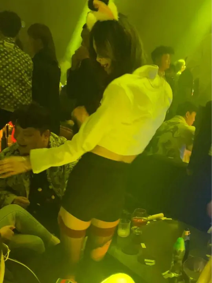 给人一种清纯顾家的感觉#美女跳舞 #最火酒吧