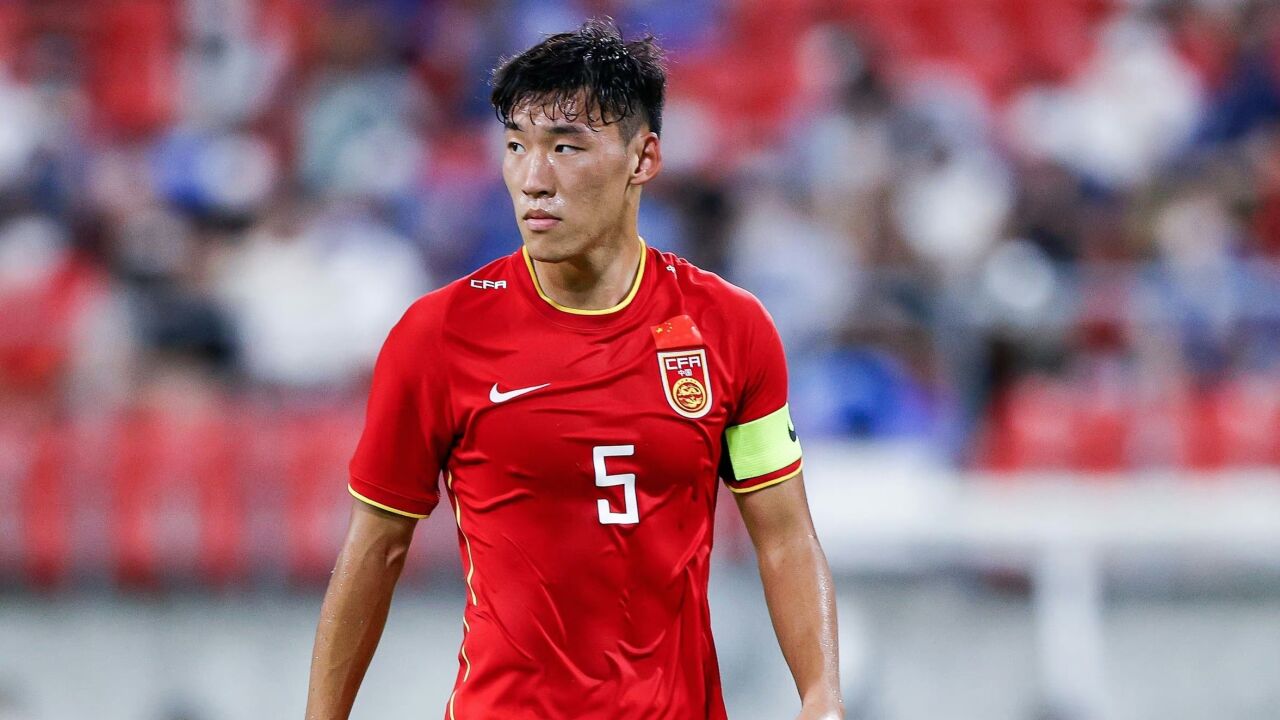 国足丢球了!新西兰开出定位球,朱辰杰解围不慎送乌龙