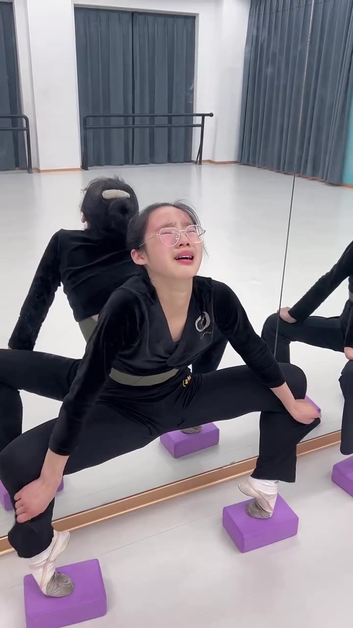 哭归哭,舞蹈生练软度是不会放弃的 #舞蹈生的日常练功 #软开度练习
