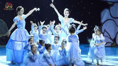 少儿群舞《冰雪奇缘》是根据香港迪士尼经典IP创新的舞台剧，第一次在舞台上以这样的舞蹈形式展示不一样的舞蹈风格，小演员们身着华丽的公主裙，她们就是一个个小公主，是