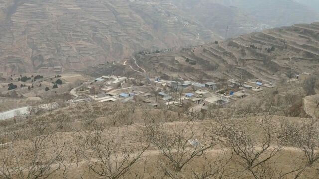 甘肃甘谷:南部山区山沟里山坡上的小山村