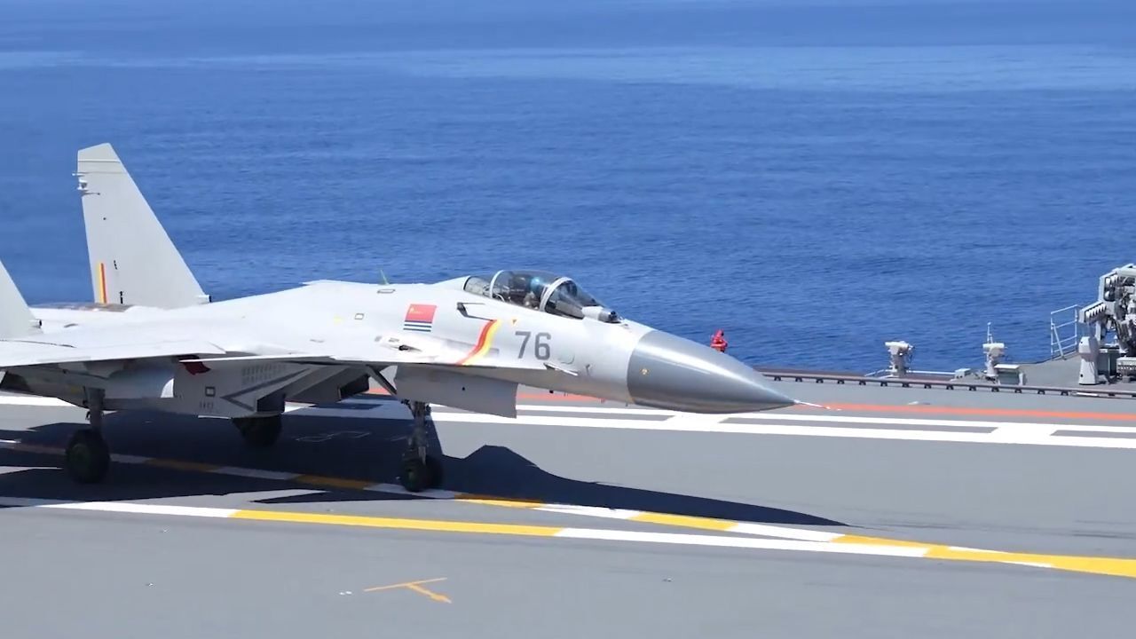 超解压!第一视角体验驾驶歼-15在山东舰起降
