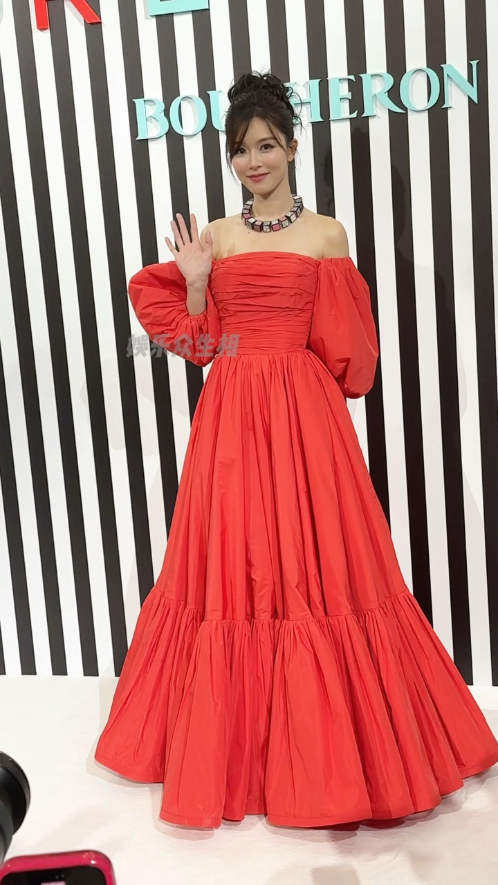 文咏珊 红色露肩长裙造型这状态好美呀
