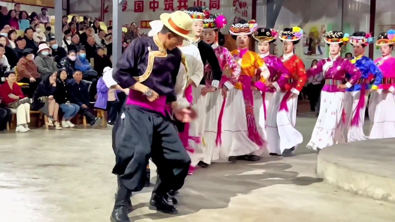 摩梭族帅哥美女们跳舞,看着漫不经心,实则刚柔并济,特别高难度的甲搓