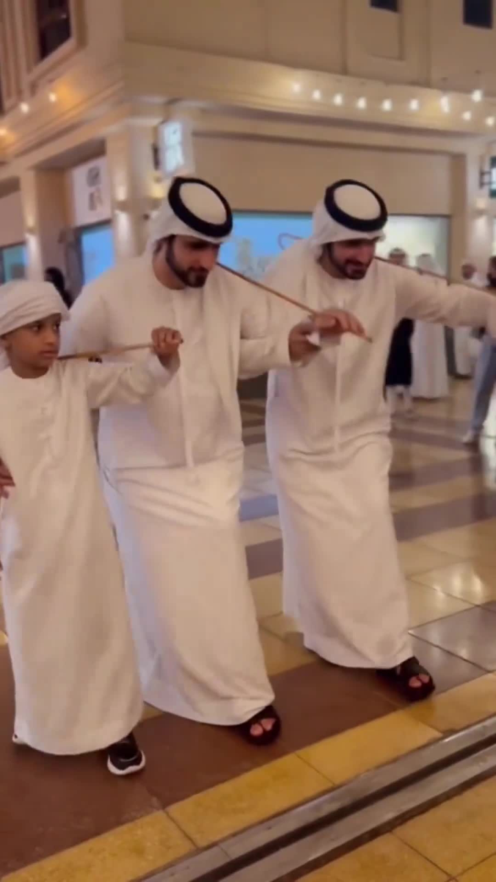 迪拜贵族传统文化棍子舞,油二代小伙,年纪轻轻就有了土豪气质