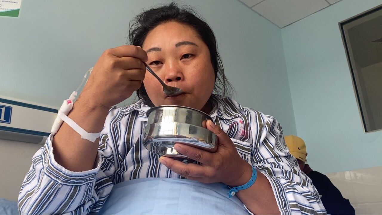 姐姐生病住院没人照顾,妹妹去医院看望,看看给姐姐带去了什么