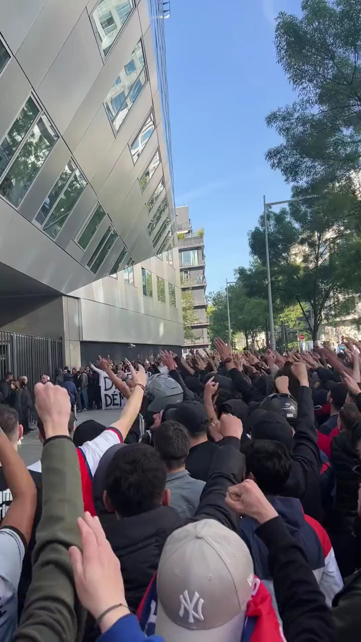 大巴黎球迷聚众辱骂梅西!