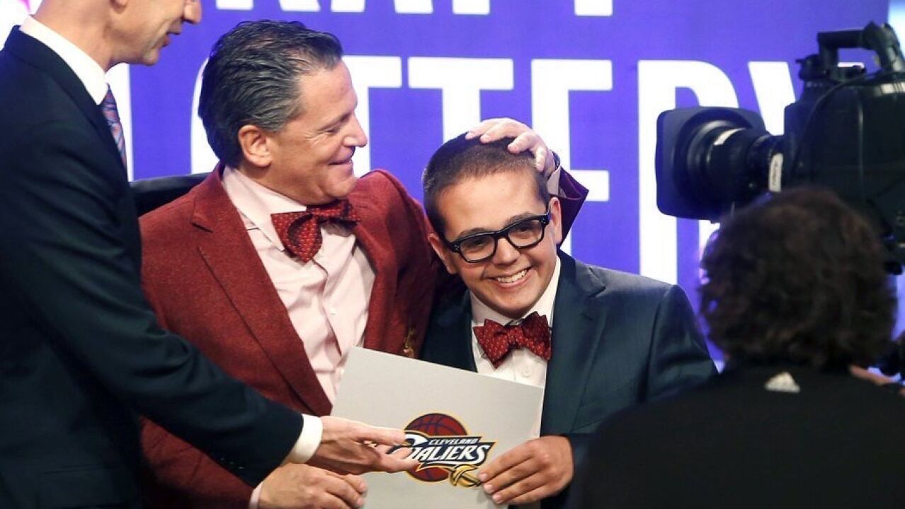 骑士老板年仅26岁儿子去世 曾两度抽中状元签 詹姆斯在今日比赛双手合