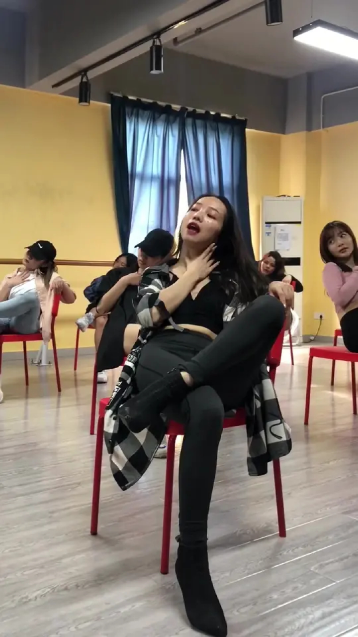 会不会这个风格的#椅子舞 比较酷呢,会不会也吸引到你#喜欢跳舞的一