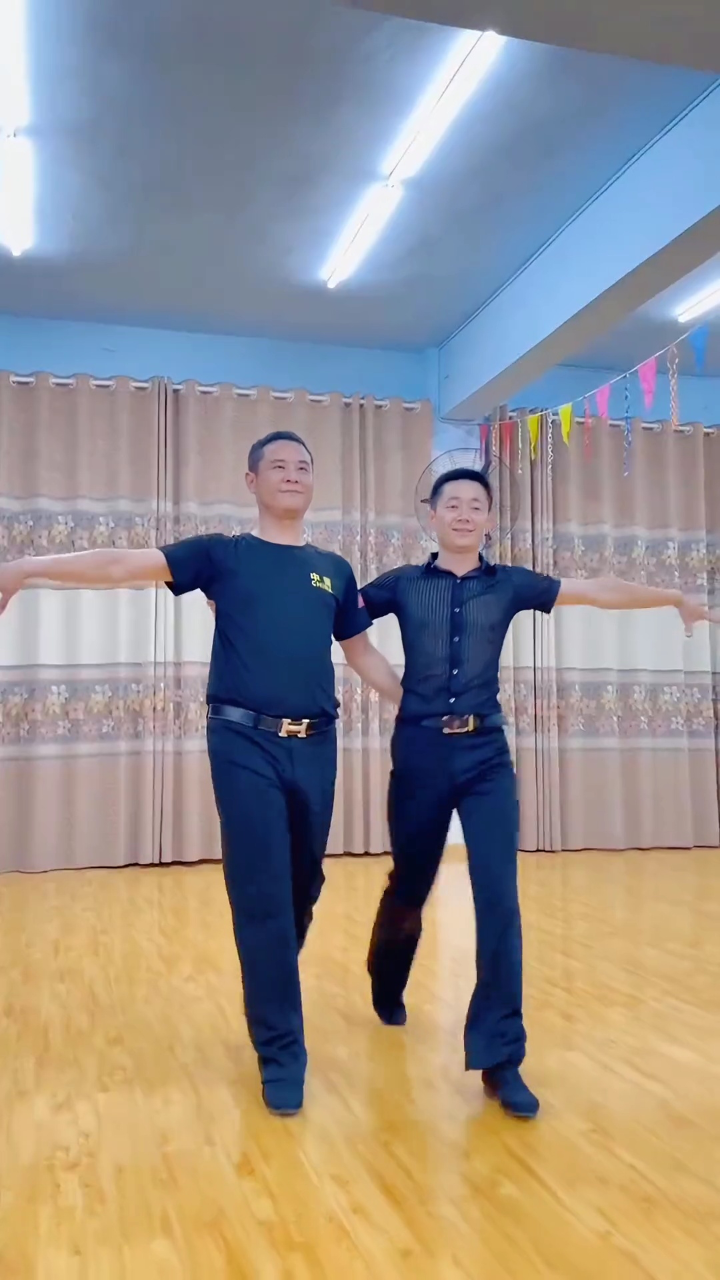 交谊舞 阿步老师原创三步踩,几个月不跳,全还给他了#喜欢跳舞的一