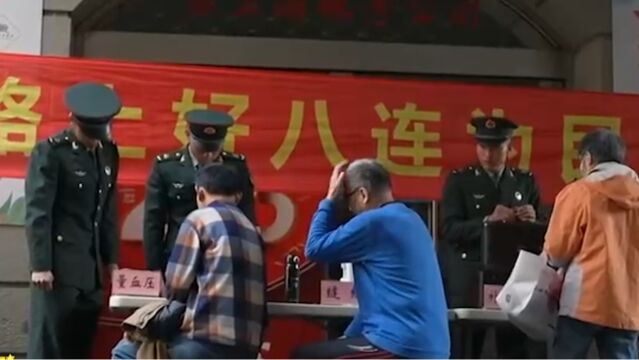 八连官兵们每个月都要去南京路上为人民服务,用责任和担当续写荣光