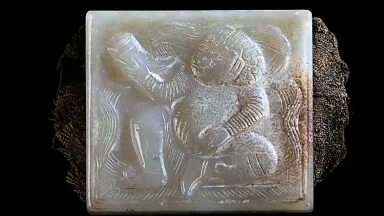 辽金时期的玉带板,还留有原来的皮子,一般只能宫廷贵族和官员使用