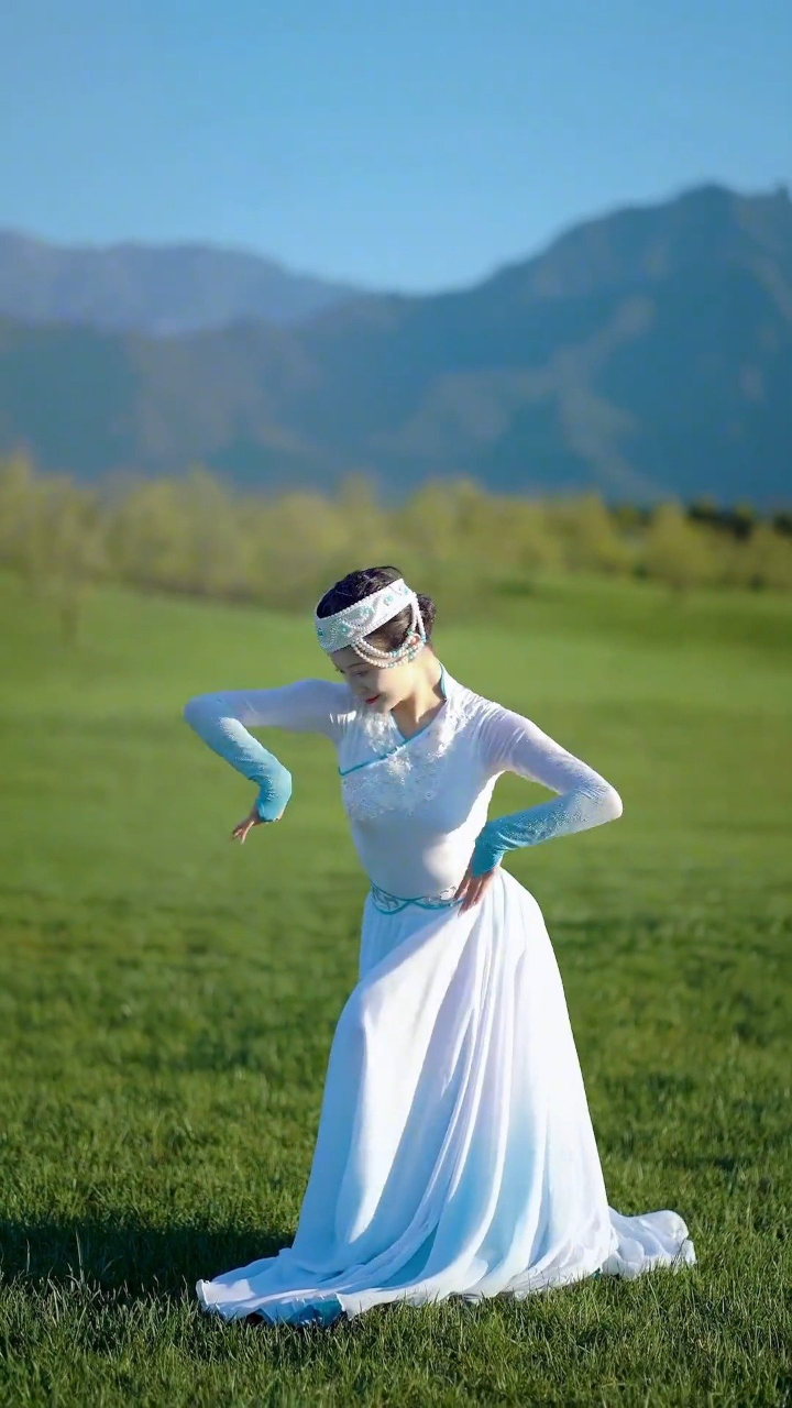 落霞与孤齐飞,秋水共长天一色.蒙族舞蹈