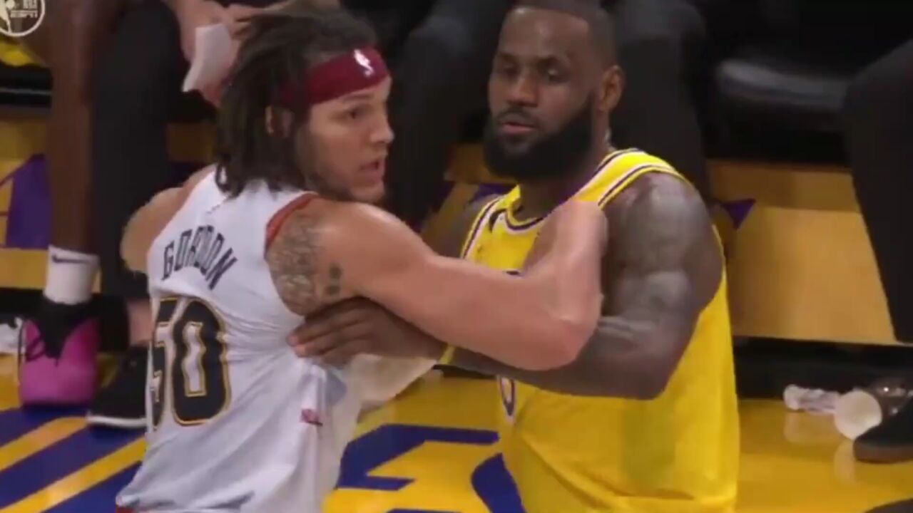 詹姆斯霸气怒揍戈登!输球不输人,打架绝不退缩!狂拳乱舞瞬间震撼全场!