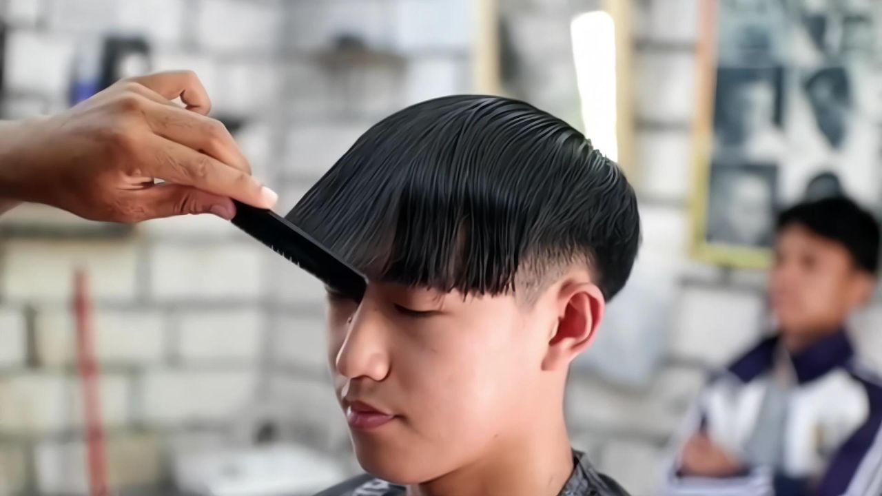男生锅盖头修剪技术,头型不好的男生,剪这款发型更适合
