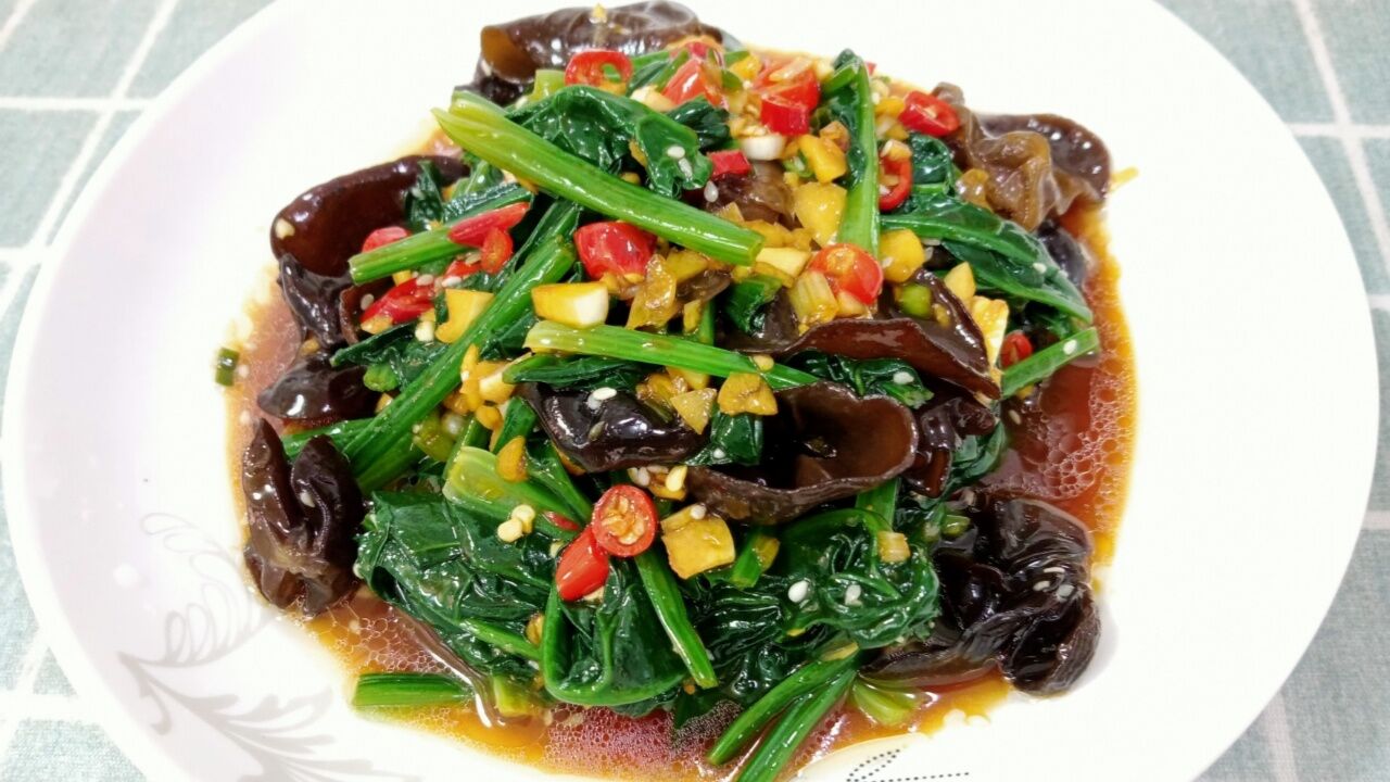 天气越来越热,大厨教你做"木耳拌菠菜"@减脂餐爽口又好吃