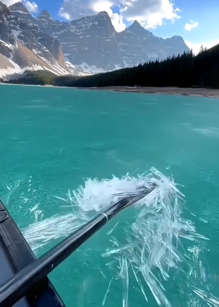 美哭了!这里是加拿大梦莲湖,有着神奇的蜡烛冰和冰推奇观