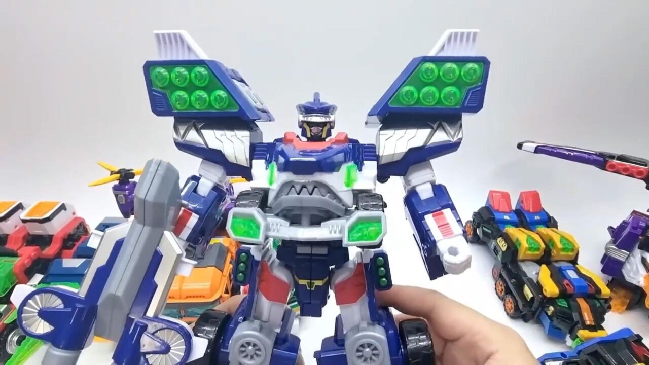 迷你特工队第五季机甲变形计:巨鲨战警变身鲨鱼勇士